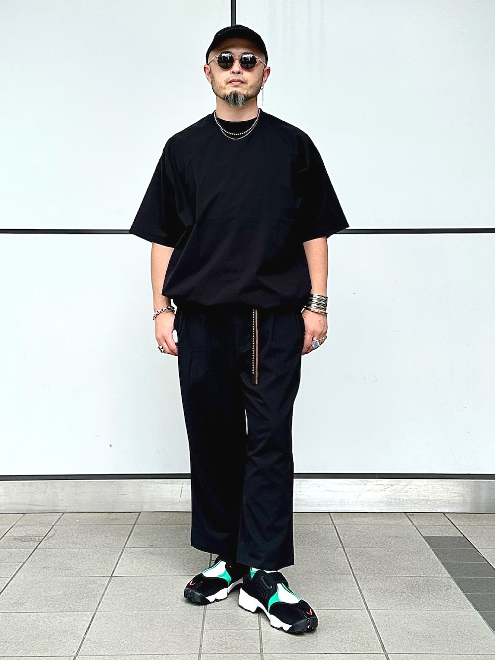 「夏コーデ、ビッグシルエット、シンプルコーデ、ストリート、ワントーンコーデ、ブラック、キャップ、スラックス、スニーカー、サングラス、シルバーアクセサリー、クロップドパンツ、ワイドパンツ、オトナカジュアル、大人カジュアル」｜「NIKEのアイテム（スニーカー、ブラック系）」を使った、Yoshihito Hayashiさん（メンズ・170cm）の夏コーディネートの1枚目の写真