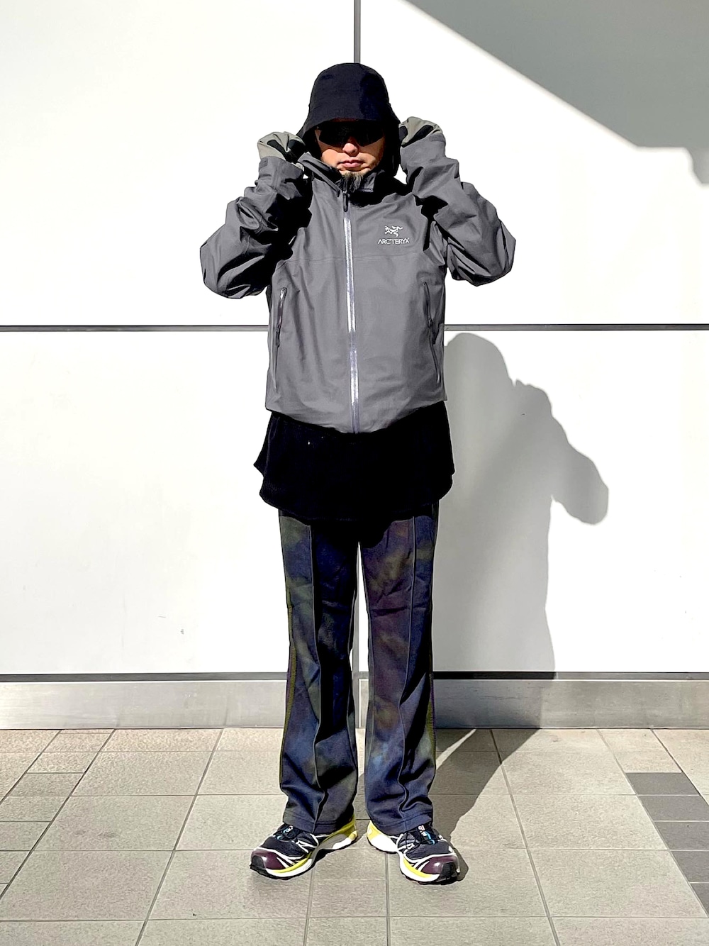 ARC'TERYXのマウンテンパーカー（グレー系）を使った人気ファッション
