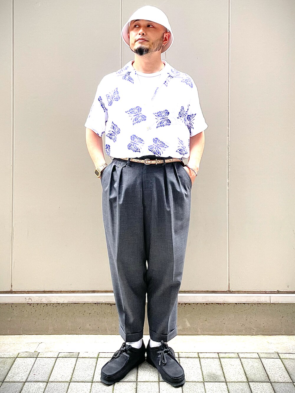 ホワイト系のシャツ/ブラウス、グレー系のスラックス、ブルー系のモカシン/デッキシューズを着用したメンズの夏コーディネートの1枚目の写真