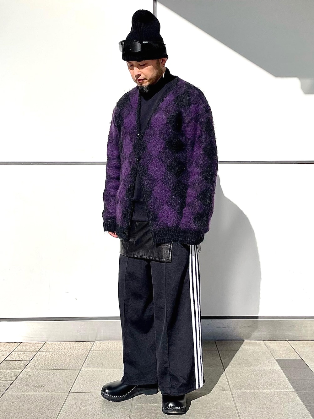 「シンプルコーデ、冬コーデ、大人コーデ、ワイドパンツ、レイヤードスタイル、ビーニー、カーディガン、モヘアニット、トラックパンツ、サボ、NEEDLES、adidas originals、カジュアル、ワントーンコーデ」｜「troentorpのアイテム（サンダル、ブラック系）」を使った、Yoshihito Hayashiさん（メンズ・170cm）の冬コーディネートの1枚目の写真
