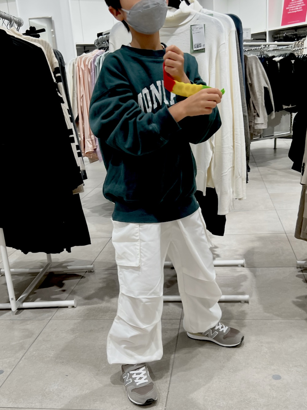 「キッズファッション、スウェット、スノーパンツ、ホワイト、スノーカモ、グリーン」｜「Ocean&Groundのカレッジロゴビッグスウェット（80～140cm）（スウェット、グリーン系）」を使った、kenmoxさん（キッズ・132cm）の秋コーディネートの1枚目の写真