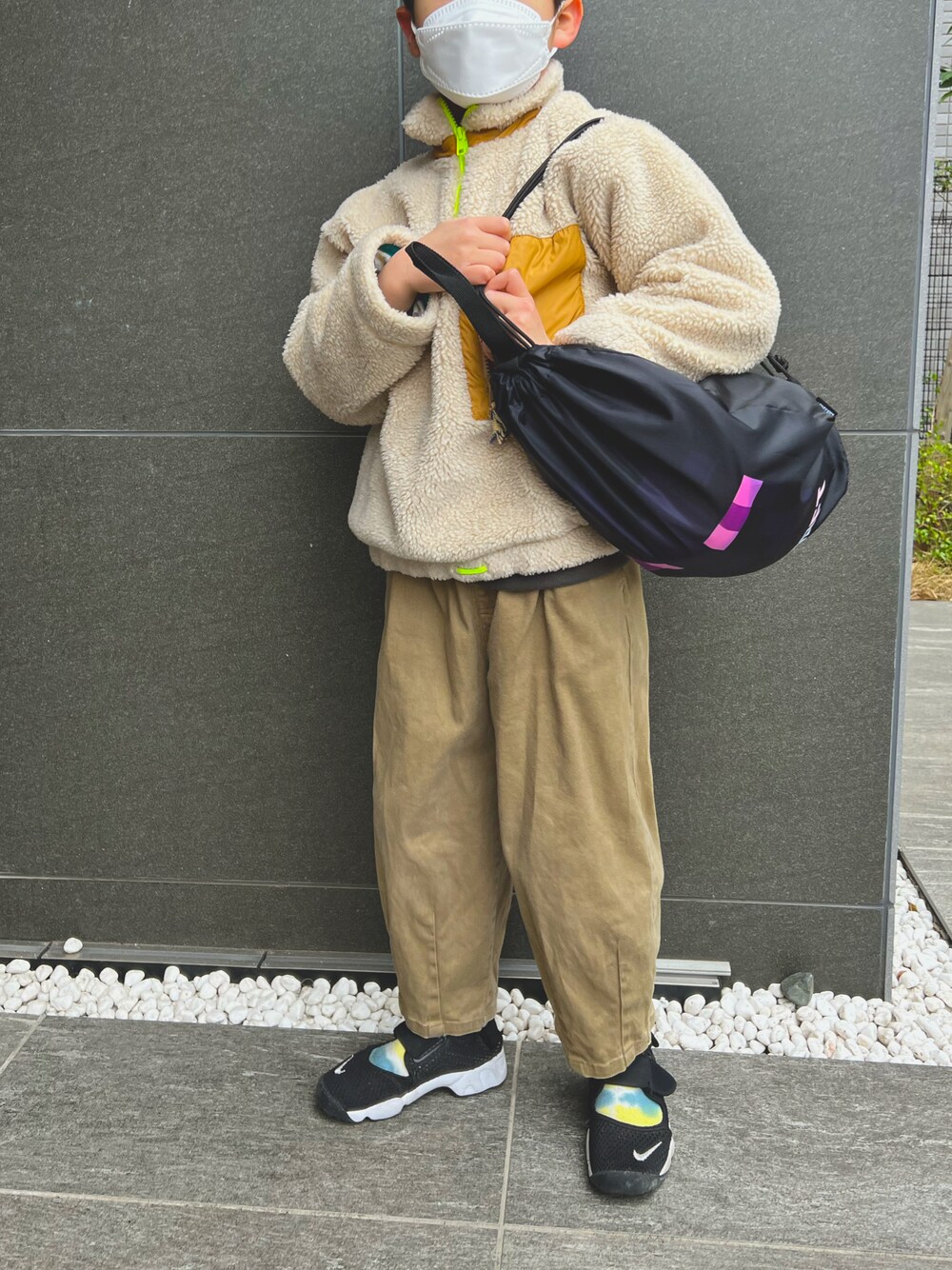 「マイクラ、エンダーマン、ボアジャケット、蛍光カラー、タイダイ柄、さし色、NIKE」｜「devirockのヒザデルパンツ（その他パンツ、ベージュ系）」を使った、kenmoxさん（キッズ・127cm）の春コーディネートの1枚目の写真
