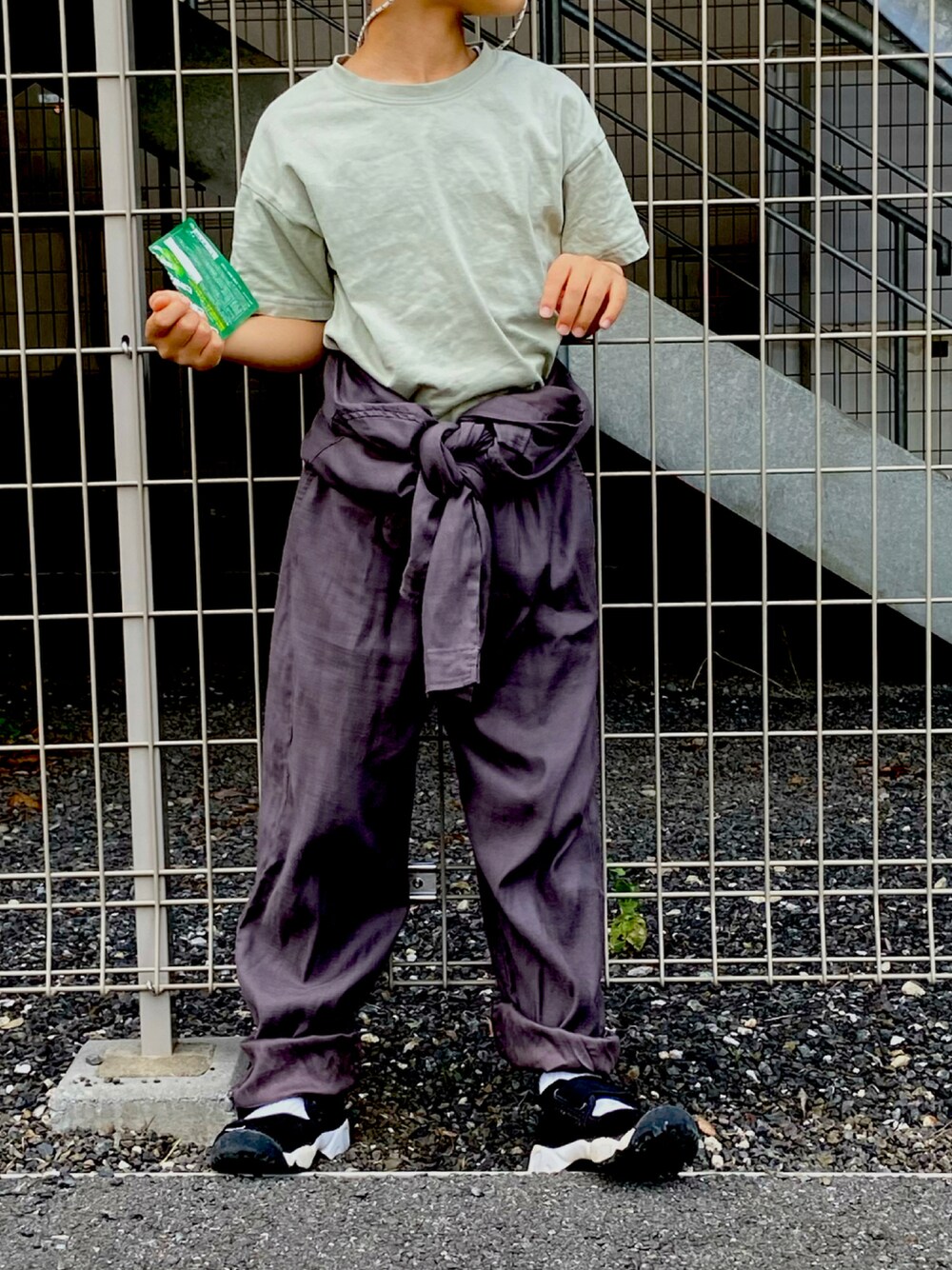 「オールインワン、ジャンプスーツ、つなぎ、つなぎスタイル、男の子」｜「CIAOPANIC TYPYの【OSORO】テンセルコットンジャンプスーツ（つなぎ/オールインワン、グレー系）」を使った、kenmoxさん（キッズ・123cm）の夏コーディネートの1枚目の写真