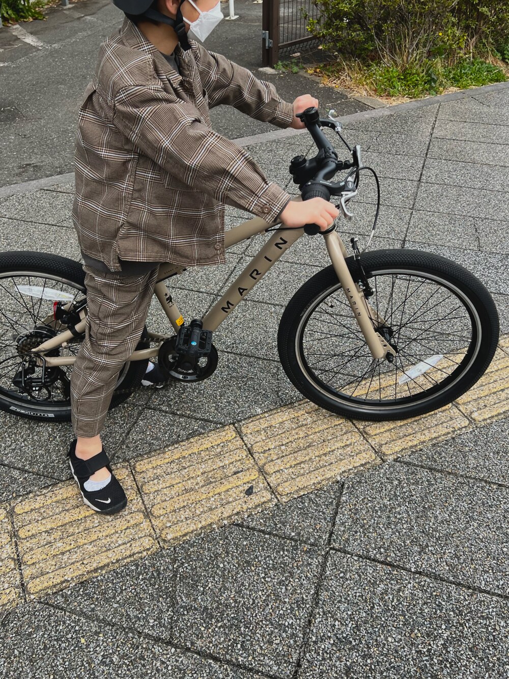 「バックプリント、チェック、セットアップ、春コーデ、ナイキ、サイクリング、NIKE」｜「GUのアイテム（セットアップ、その他）」を使った、kenmoxさん（キッズ・127cm）の春コーディネートの1枚目の写真