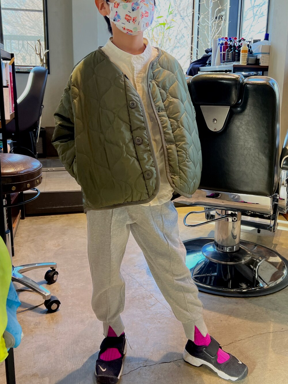 「春アウター、スウェットパンツ、スタンドカラーシャツ、キルティング、エアリフト、dressmonster」｜「dress monsterのアイテム（スウェットパンツ、グレー系）」を使った、kenmoxさん（キッズ・127cm）の冬コーディネートの1枚目の写真