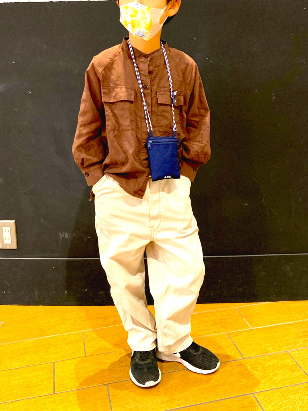 「シンプル、A.P.C.、秋色、キッズコーデ、ノーカラーシャツ、男の子コーデ、スタンドカラーシャツ、ブラウン、ワントーンコーデ」｜「B:MING by BEAMSのUNIVERSAL OVERALL × B:MING by BEAMS / 別注Painter パンツ 19SS（その他パンツ、ホワイト系）」を使った、kenmoxさん（キッズ・123cm）の秋コーディネートの1枚目の写真