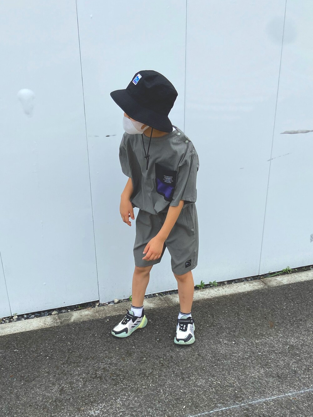 「ビッグシルエット、セットアップ、ゆるコーデ、オーバーサイズ、ナツのオワリ、男の子コーデ」｜「adidasの4UTURE ランナー スター・ウォーズ [4UTURE RNR Star Wars] アディダス（キッズ/子供用）（スニーカー、ブラック系）」を使った、kenmoxさん（キッズ・123cm）の夏コーディネートの1枚目の写真