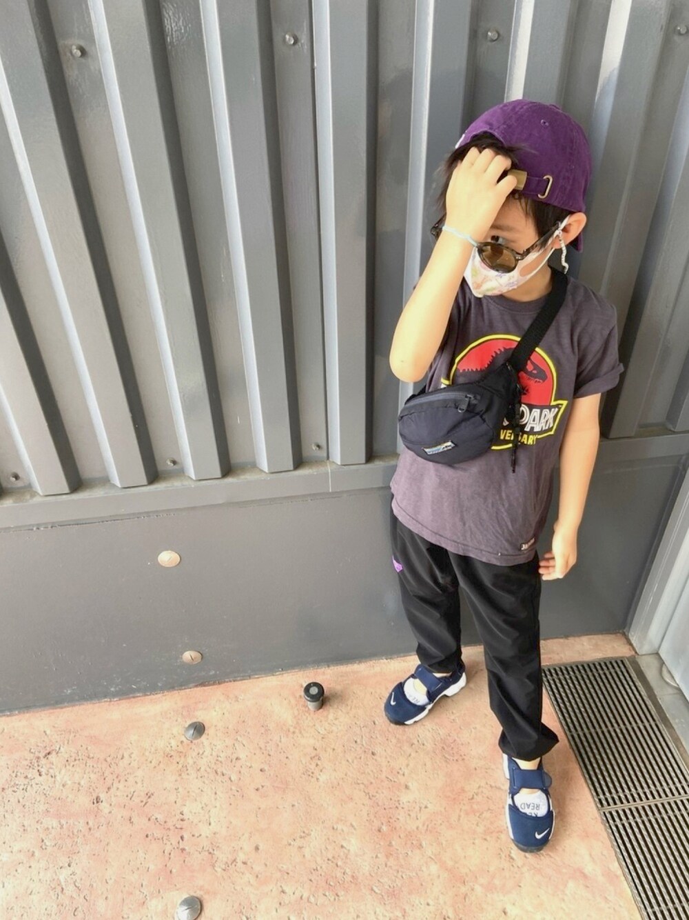 「キッズコーデ、シンプル、プチプラ、夏だ！Tシャツ着よう！、スポーツサンダル、男の子、夏、男の子コーデ、ジュラシックワールド、シンプルコーデ」｜「BREEZEのアイテム（バッグ、ブラック系）」を使った、kenmoxさん（キッズ・120cm）の夏コーディネートの1枚目の写真