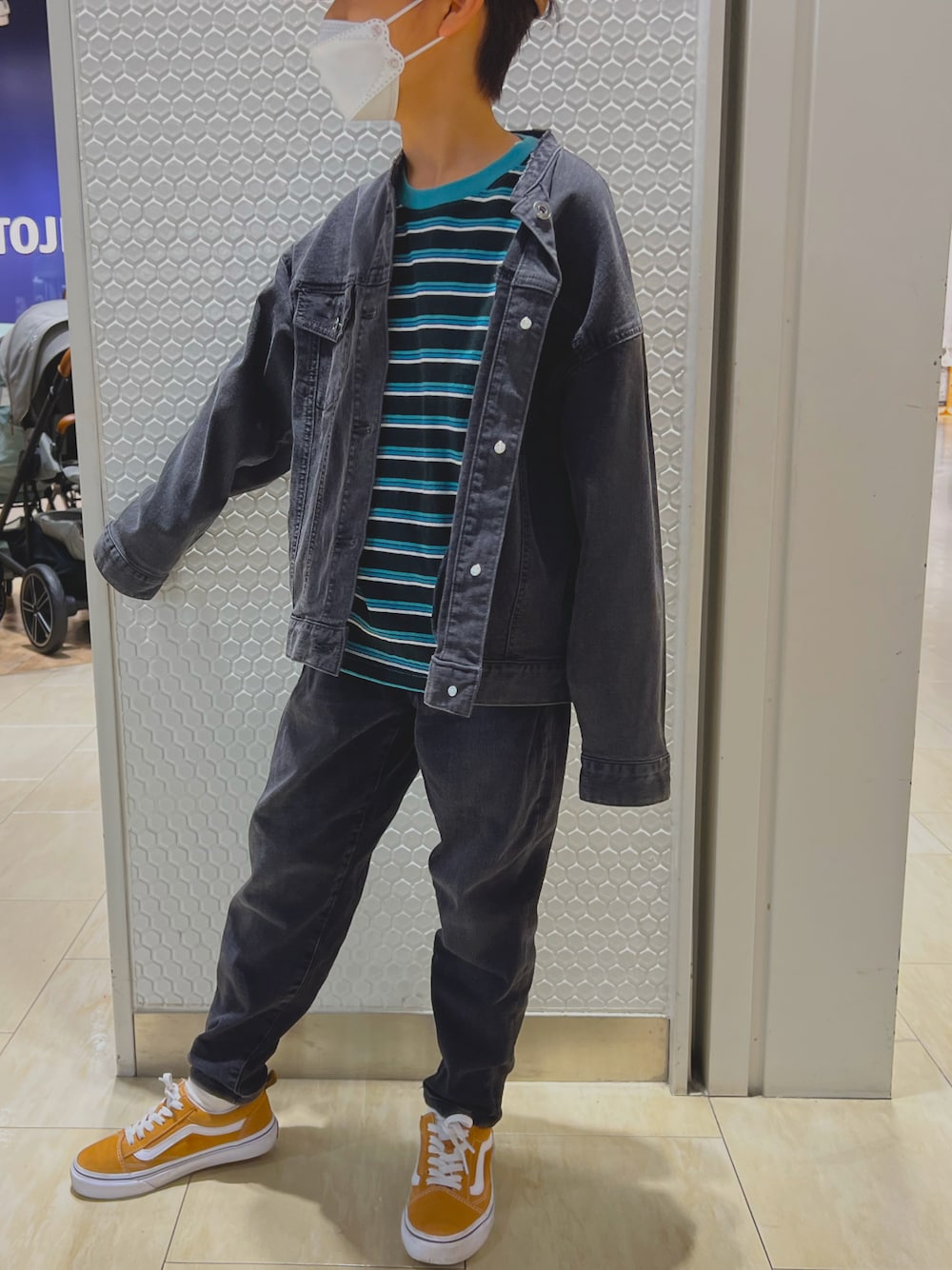 「秋ルック紹介するよ、ゆるコーデ、男の子、セットアップ風、デニムジャケット、ブラックデニム、マルチボーダー」｜「GUのアイテム（Tシャツ/カットソー、その他）」を使った、kenmoxさん（キッズ・131cm）の秋コーディネートの1枚目の写真