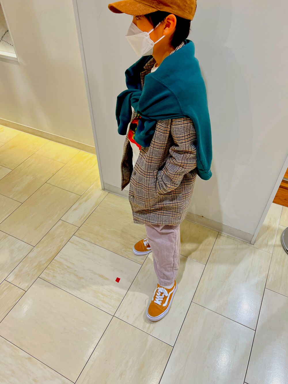 「チョコ色に染まれ、休日コーデ、男の子コーデ、肩がけ、VANS、チェックコート、おとこのこ、ヒザデルパンツ、スウェット、キャップ」｜「VANSのVANS ヴァンズ OLD SKOOL(19-22) CINNAMON（スニーカー、ブラウン系）」を使った、kenmoxさん（キッズ・125cm）の冬コーディネートの1枚目の写真