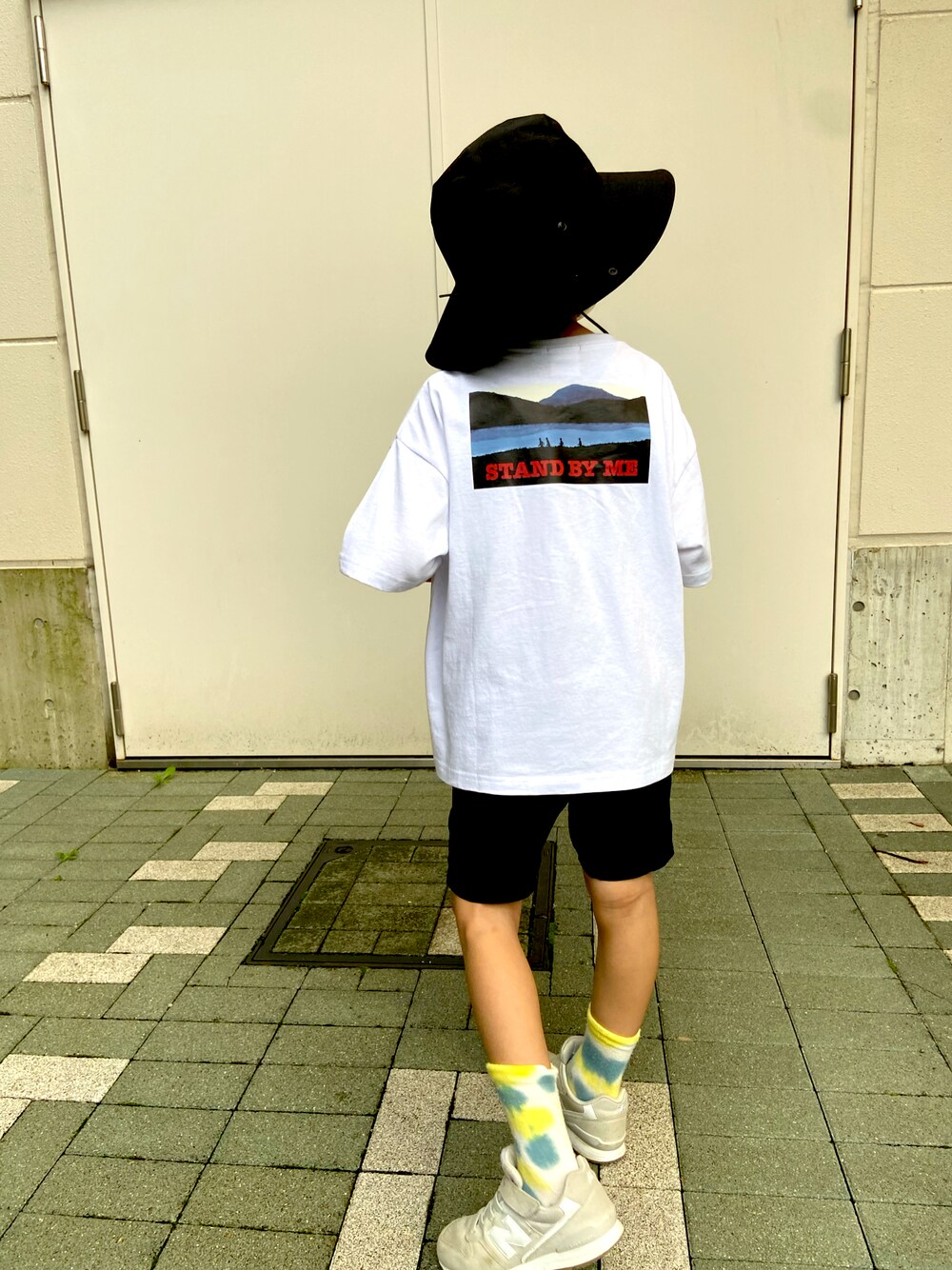「キッズファッション、休日コーデ、タイダイソックス、StandByMe、おとこのこ」｜「FREAK'S STOREのWEB限定 STAND BY ME/スタンドバイミー KIDS 別注バックプリントTシャツ（Tシャツ/カットソー、ホワイト系）」を使った、kenmoxさん（キッズ・123cm）の夏コーディネートの1枚目の写真