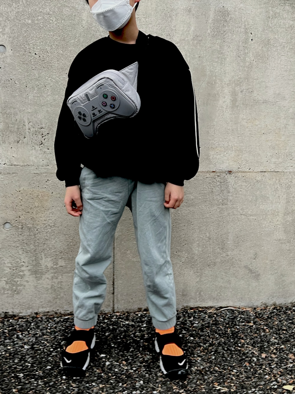 「ラインスウェット、スウェットパンツ、PlayStation、ナイキ、蛍光カラー、NIKE」｜「H&Mのアイテム（スウェットパンツ、グリーン系）」を使った、kenmoxさん（キッズ・127cm）の春コーディネートの1枚目の写真