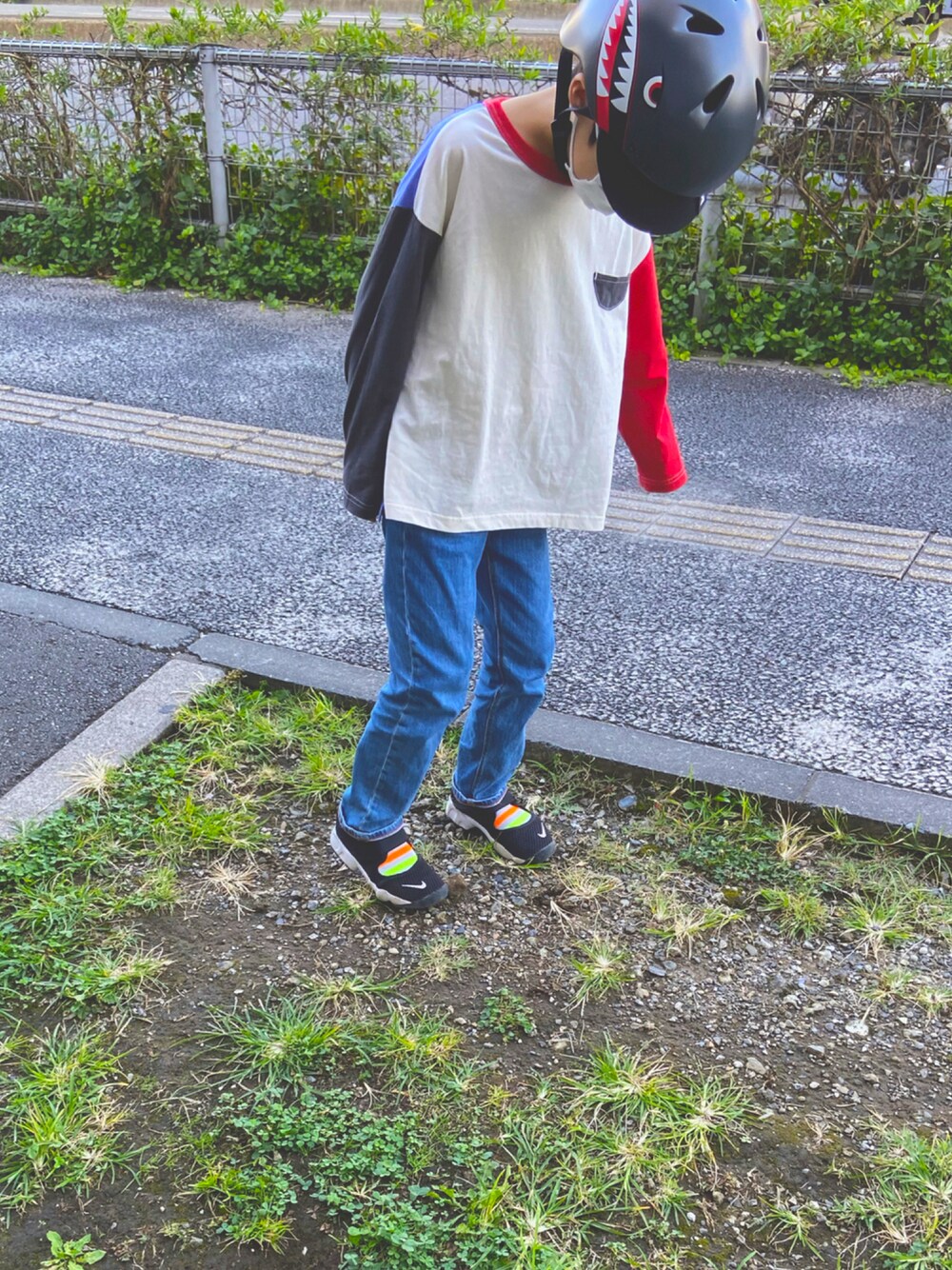 「デニム、ビッグシルエット、ストリート、キッズコーデ、マルチカラー、プチプラコーデ、おとこのこ、ゆるコーデ、秋コーデ、markey's、だから秋服が好き」｜「Life Support ProductsのワイドムジロンT（80～150cm）（Tシャツ/カットソー、ホワイト系）」を使った、kenmoxさん（キッズ・123cm）の秋コーディネートの1枚目の写真