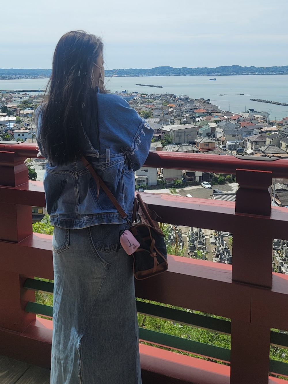 「goa、デニムジャケット、デニムオンデニム、館山」｜「MinnetonkaのMINNETONKA（ミネトンカ） / ウエッジソールサンダル YORK（サンダル、その他）」を使った、みほさん（レディース・159cm）の春コーディネートの1枚目の写真