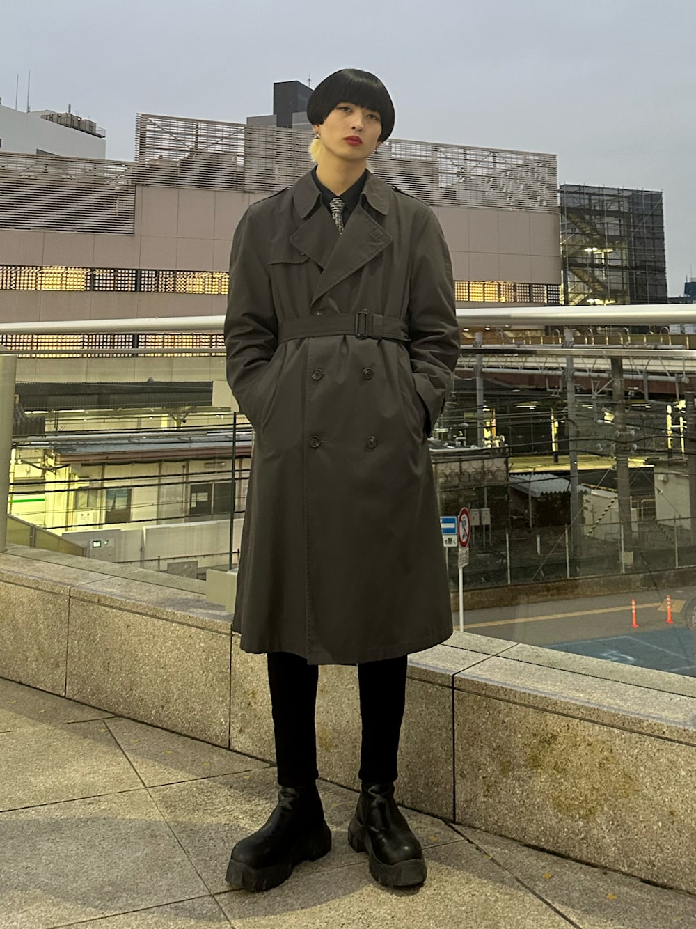 Diorのトレンチコートを使ったメンズ人気ファッションコーディネート