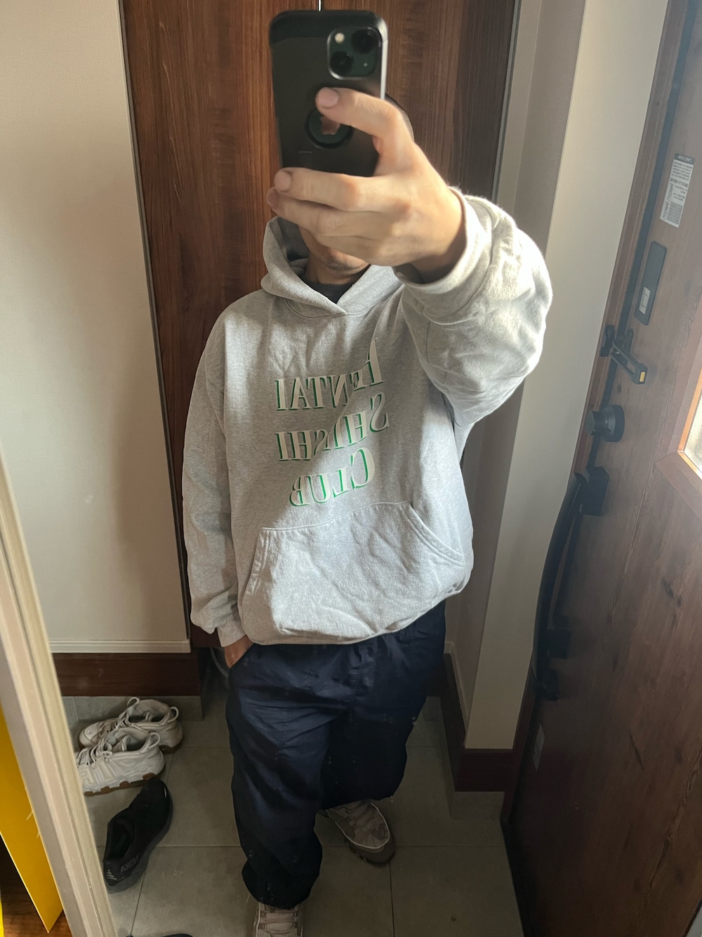 グレー系のパーカー、ブルー系のその他パンツを着用したメンズの秋コーディネートの1枚目の写真