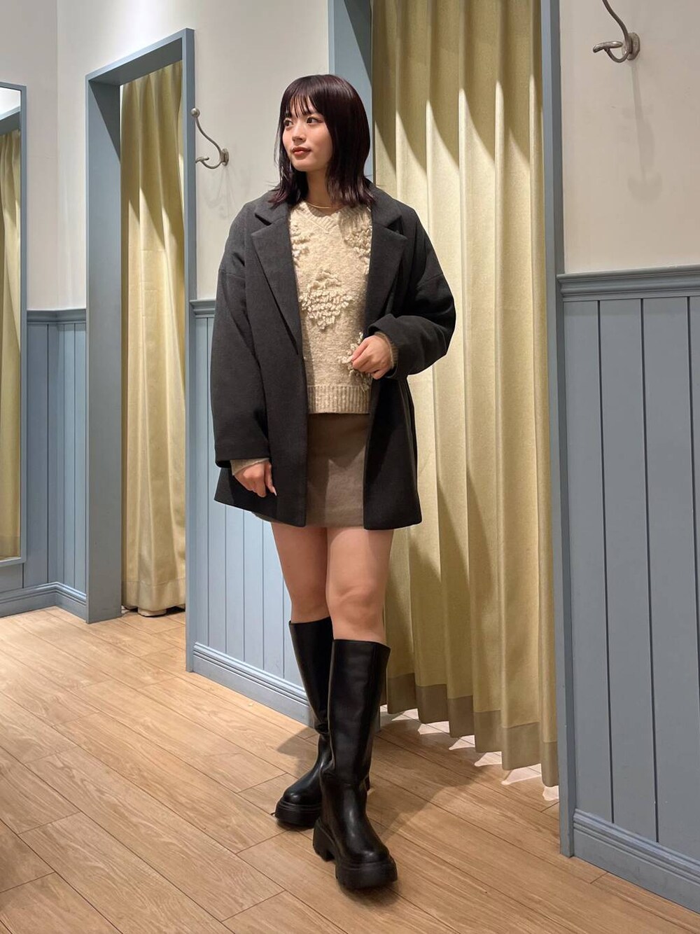 「体型カバー、リラックス、ミーハー、LOWRYS FARM、冬アウター、アウター、きれいめカジュアル、デートコーデ、おでかけ、ブーツ、冬コーデ、秋コーデ、高身長、骨格ナチュラル、ニット」｜「LOWRYS FARMのダブルフェイスユルジャケット 116453（チェスターコート、グレー系）」を使った、waka72002さん（レディース・164cm）の冬コーディネートの1枚目の写真