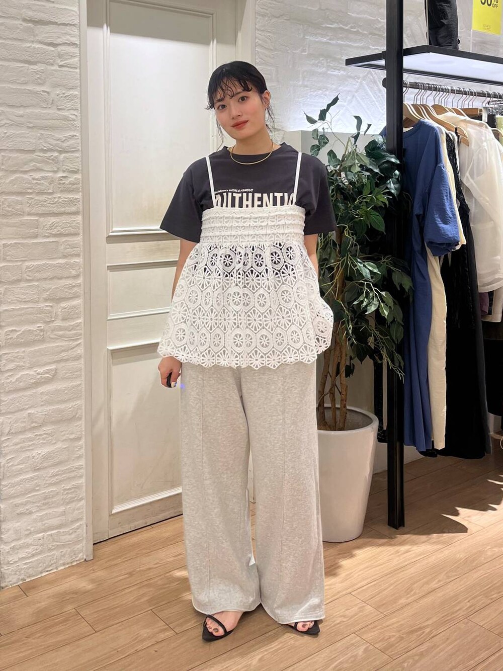 ブラック系のサンダル、グレー系のTシャツ/カットソー、グレー系のスウェットパンツを着用したレディースの夏コーディネートの1枚目の写真