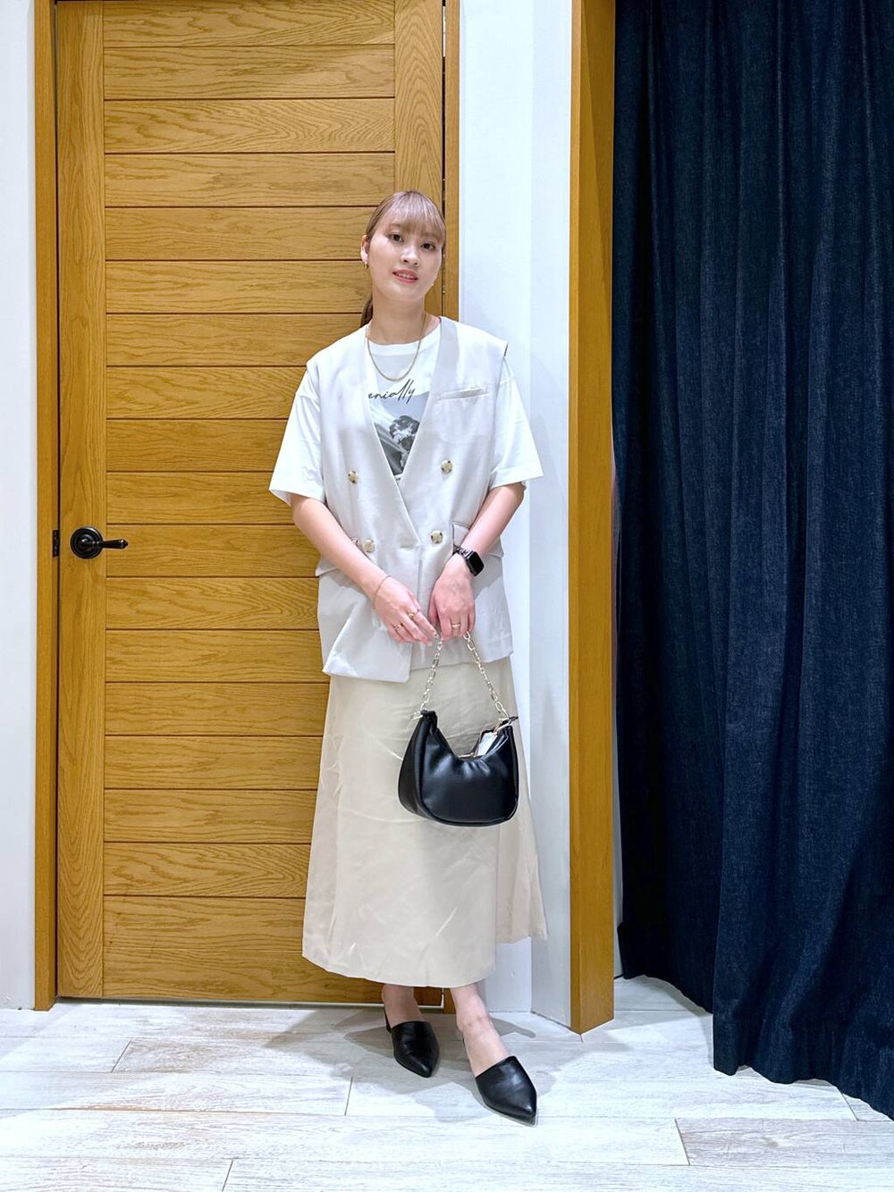 ホワイト系のTシャツ/カットソー、ブラック系のショルダーバッグ、ベージュ系のベストを着用したレディースの秋コーディネートの1枚目の写真