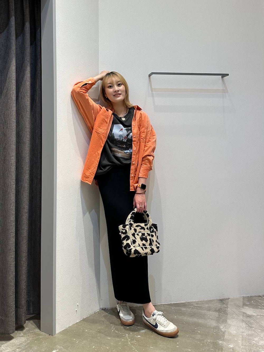 ピンク系のシャツ/ブラウス、ベージュ系のトートバッグ、ブラック系のスカートを着用したレディースの秋コーディネートの1枚目の写真