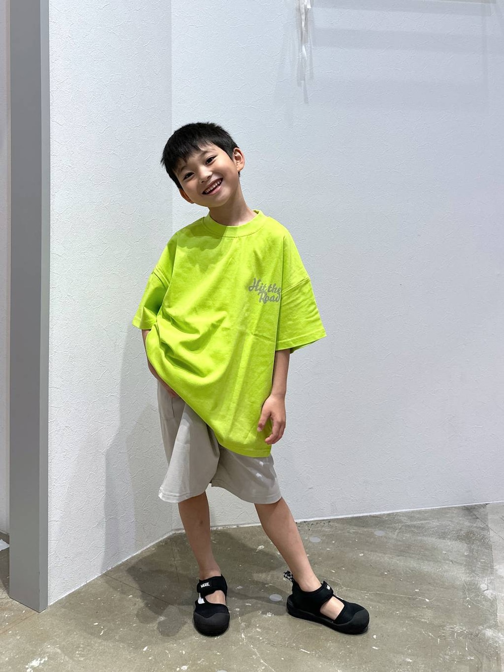 ベージュ系のその他パンツ、グリーン系のTシャツ/カットソーを着用したキッズの春コーディネートの1枚目の写真