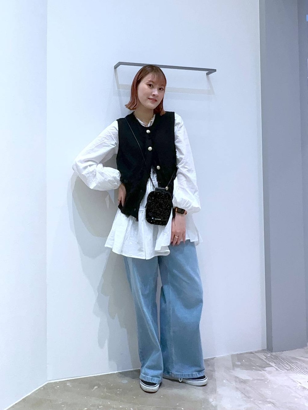 「高身長、体型カバー、オーバーサイズ、ママコーデ、高見え、カジュアル、BAYFLOW、シャツ、ブラウス、デニムパンツ、ワイドパンツ、スニーカー、ベスト、きれいめ、きれいめカジュアル」｜「BAYFLOWの[スマホ・カード収納可♪]多機能スパンコールミニショルダー（ショルダーバッグ、ブラック系）」を使った、ayakabfさん（レディース・172cm）の春コーディネートの1枚目の写真