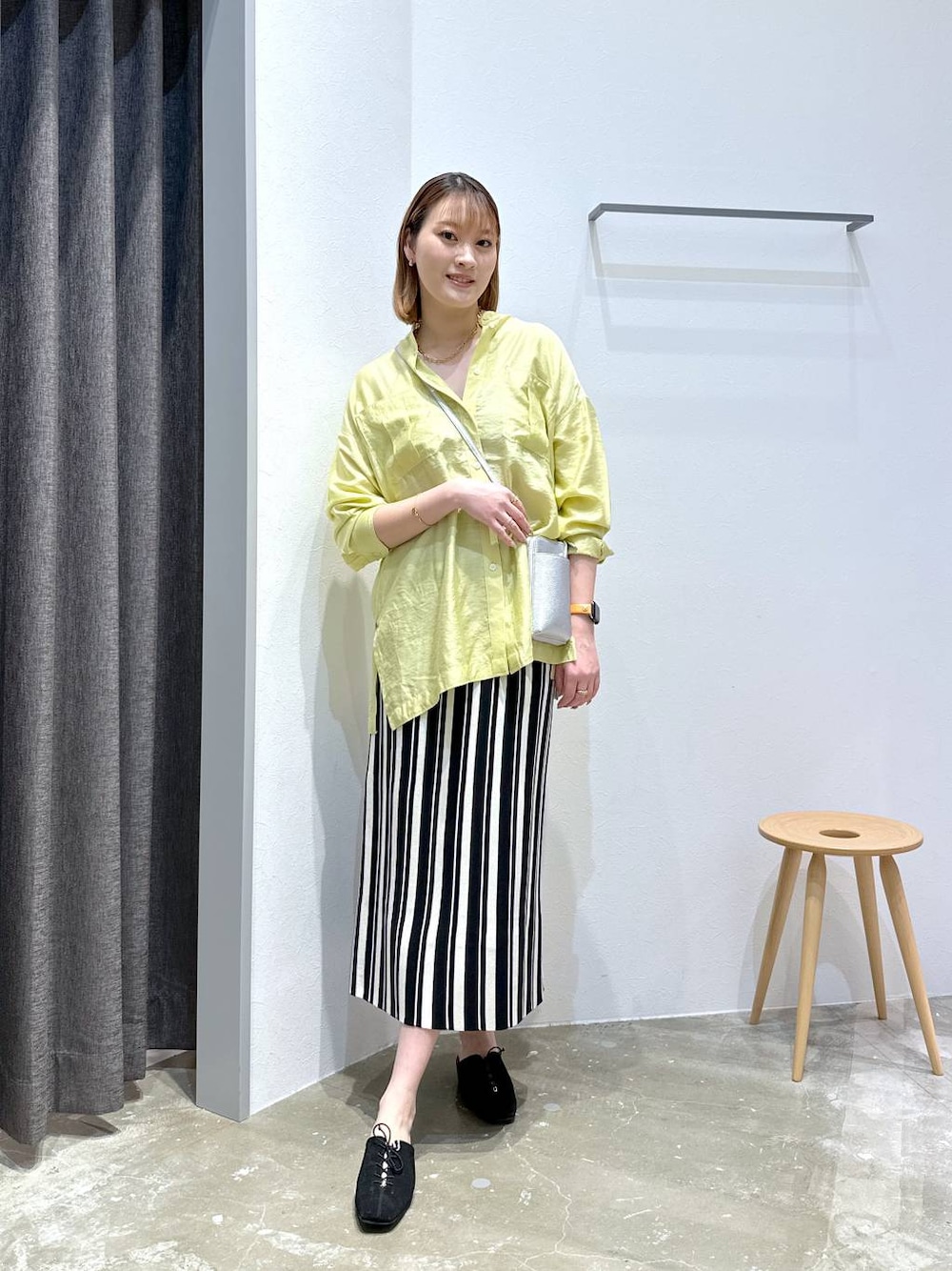 「高身長、体型カバー、オーバーサイズ、ママコーデ、高見え、カジュアル、BAYFLOW、セールコーデ、春コーデ、夏コーデ、春夏コーデ、シャツ、シャツスタイル、スカート、ショルダーバッグ」｜「BAYFLOWの[スマホ・カード収納可♪]多機能キースターミニウォレットショルダー2（財布、シルバー系）」を使った、ayakabfさん（レディース・172cm）の春コーディネートの1枚目の写真