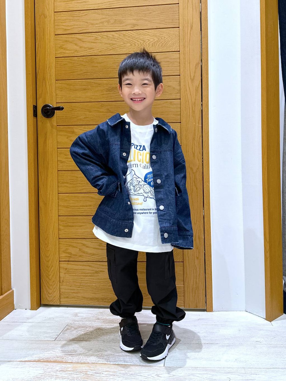 「楽ちんコーデ、デニムジャケット、休日コーデ、オーバーサイズ、高見え、カジュアル、BAYFLOW、キッズ服、キッズ、ゆったり、テーマパーク、秋コーデ、旅行、ドットエスティ秋コーデ、ウォッシャブル」｜「BAYFLOWのワイドカーゴパンツ(KIDS）（カーゴパンツ、ブラック系）」を使った、ayakabfさん（レディース・172cm）の秋コーディネートの1枚目の写真