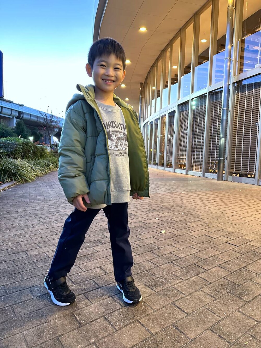 「高身長、体型カバー、オーバーサイズ、カジュアル、BAYFLOW、キッズ服、キッズ、スウェット、アウター、休日コーデ、テーマパーク、セールコーデ、旅行、撥水、ゆったり」｜「BAYFLOWの[軽くてあったか♪] エアサーマルフードジャケット (KIDS)（ダウンジャケット/コート、グリーン系）」を使った、ayakabfさん（キッズ・114cm）の冬コーディネートの1枚目の写真