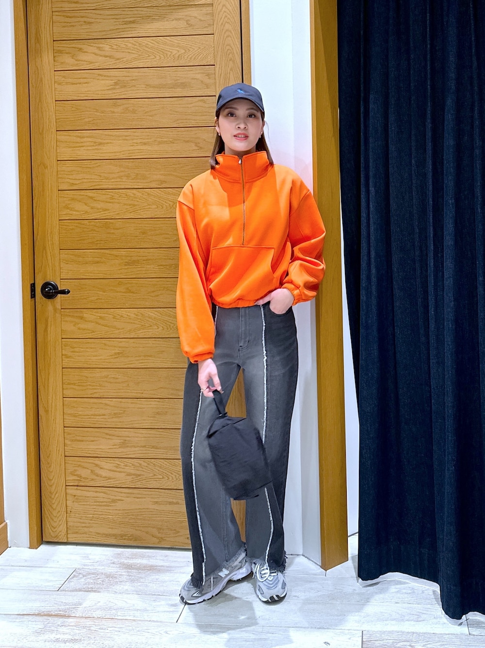 「ラクチンコーデ、お出かけコーデ、春服、大人カジュアル、スニーカーコーデ、カラー×コーデ、高身長女子、春ファッション、スポーツミックス、デニム、デニムパンツ、キャップ、BAYFLOW(BAYFLOW)、新作、テーマパーク」｜「BAYFLOWのセパレートデニム（デニムパンツ、ブラック系）」を使った、ayakabfさん（レディース・172cm）の冬コーディネートの1枚目の写真
