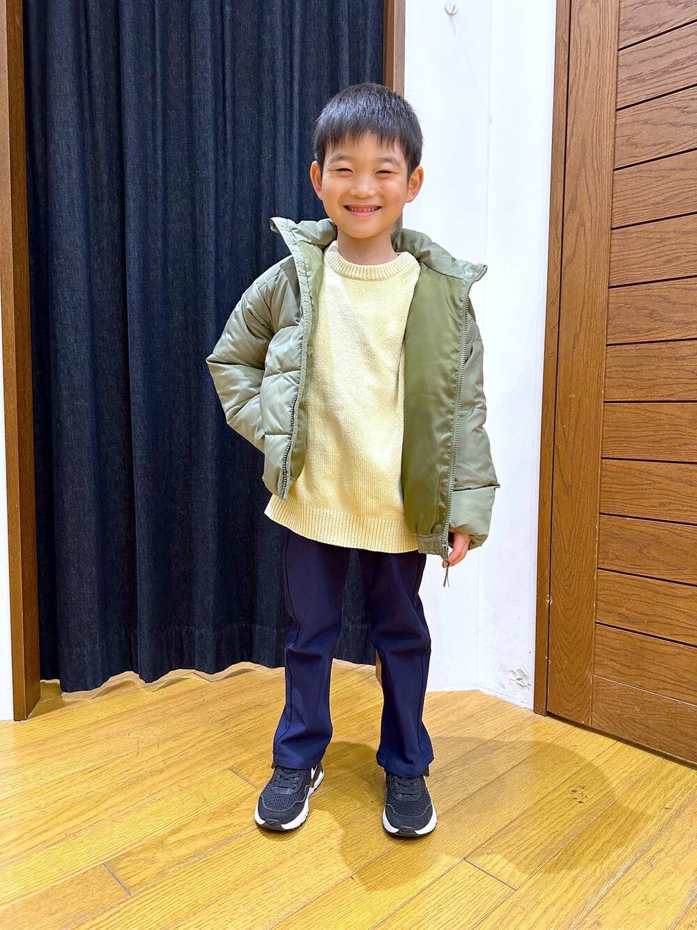 「高身長、体型カバー、オーバーサイズ、高見え、カジュアル、BAYFLOW、ニット、アウター、キッズ服、キッズ、スニーカー、ウォッシャブル、冬コーデ、セールコーデ、テーマパーク」｜「BAYFLOWの[軽くてあったか♪] エアサーマルフードジャケット (KIDS)（ダウンジャケット/コート、グリーン系）」を使った、ayakabfさん（キッズ・114cm）の冬コーディネートの1枚目の写真