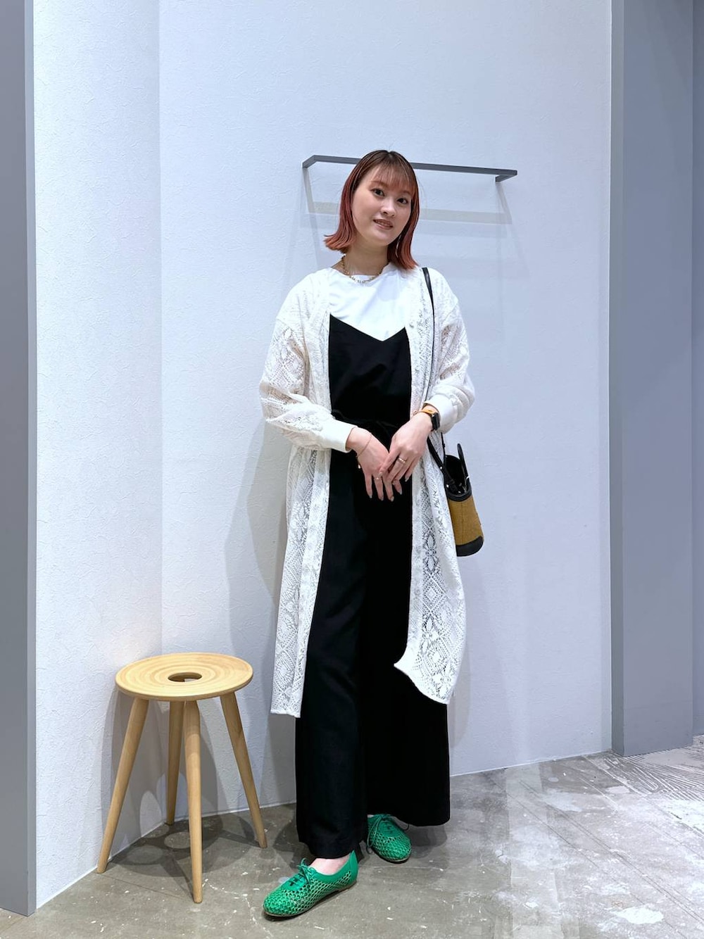 「高身長、体型カバー、オーバーサイズ、ママコーデ、高見え、カジュアル、BAYFLOW、サロペット、接触冷感、UVカット、ワンピース、春コーデ、春夏コーデ、春アウター、きれいめ」｜「BAYFLOWの[丸みのあるバックシルエット]シルケットドルマンショートスリーブT（Tシャツ/カットソー、ホワイト系）」を使った、ayakabfさん（レディース・172cm）の春コーディネートの1枚目の写真