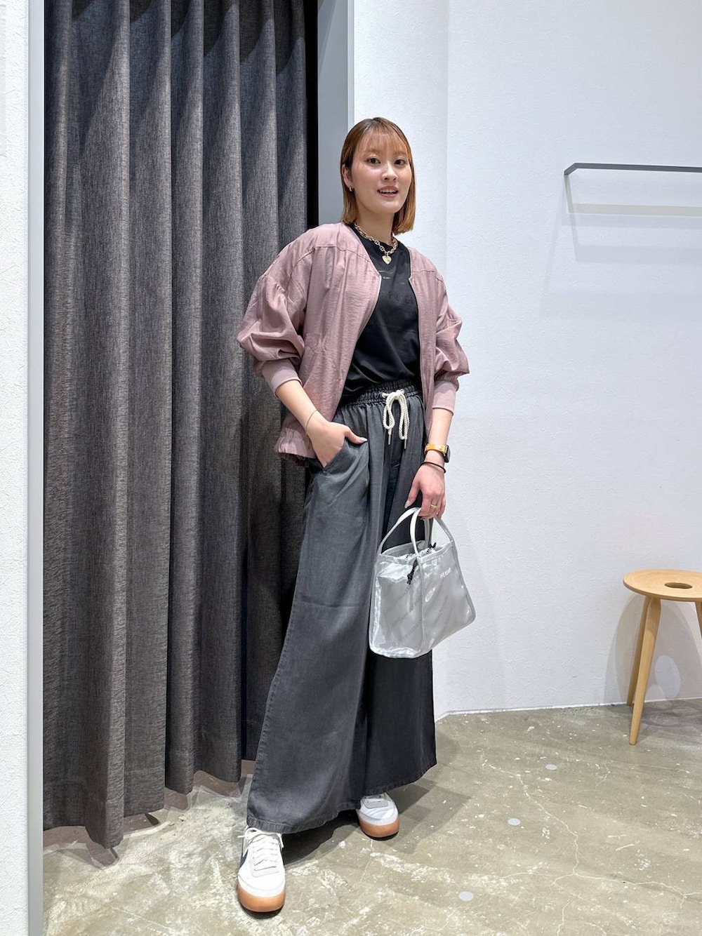 「高身長、体型カバー、オーバーサイズ、ママコーデ、骨格ストレート、高見え、カジュアル、BAYFLOW、Tシャツ、接触冷感、UVカット、ブルゾン、アウター、ワイドパンツ、デニムパンツ」｜「BAYFLOWのアソートロゴショートスリーブT（Tシャツ/カットソー、ブラック系）」を使った、ayakabfさん（レディース・172cm）の夏コーディネートの1枚目の写真