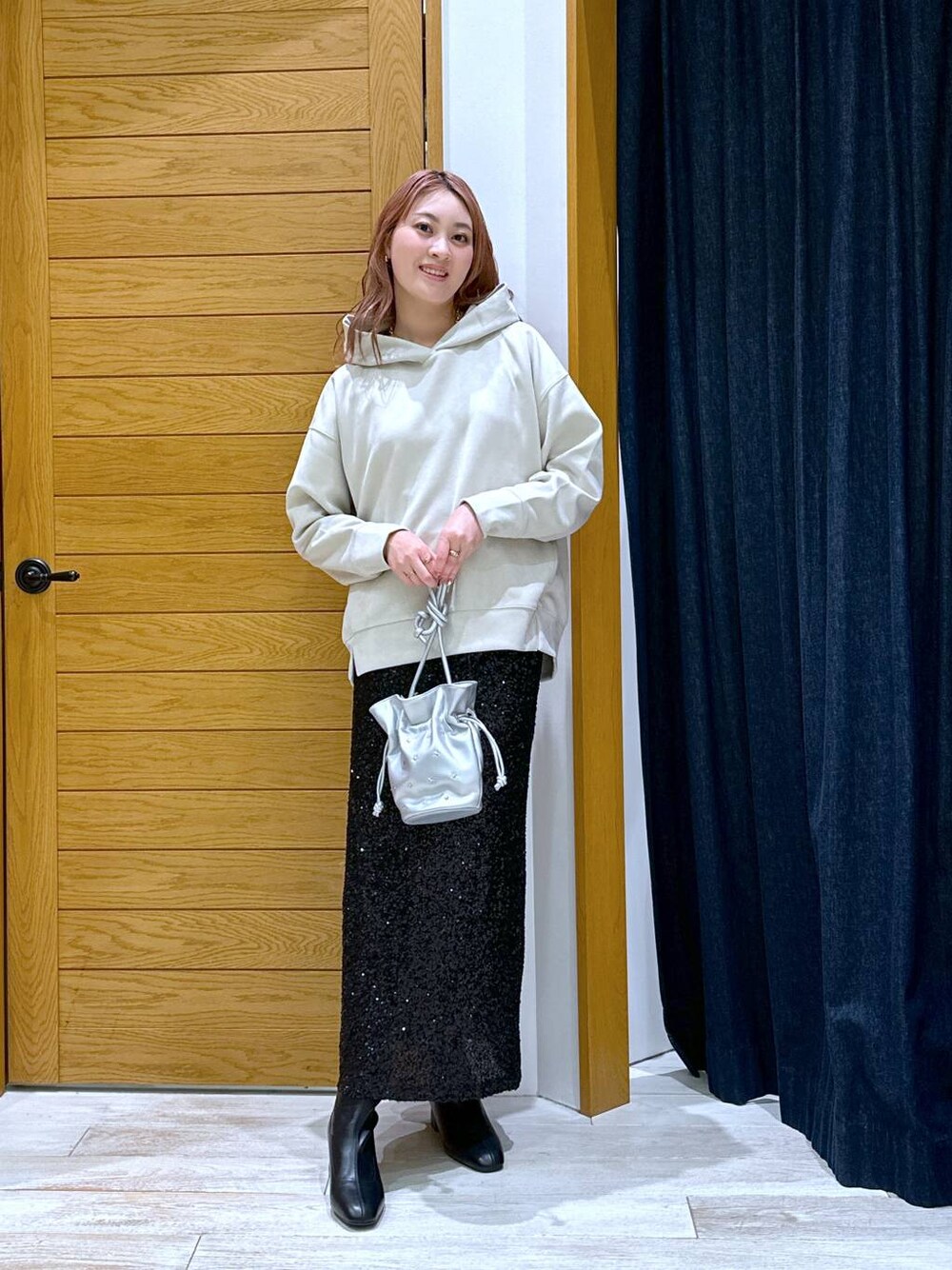 「高身長、体型カバー、オーバーサイズ、ママコーデ、高見え、カジュアル、BAYFLOW、パーカー、スカート、ロングスカート、ブーツ、秋コーデ、ドットエスティ秋コーデ、旅行、デートコーデ」｜「BAYFLOWのフェイクスウェードフーディー（パーカー、ホワイト系）」を使った、ayakabfさん（レディース・172cm）の秋コーディネートの1枚目の写真