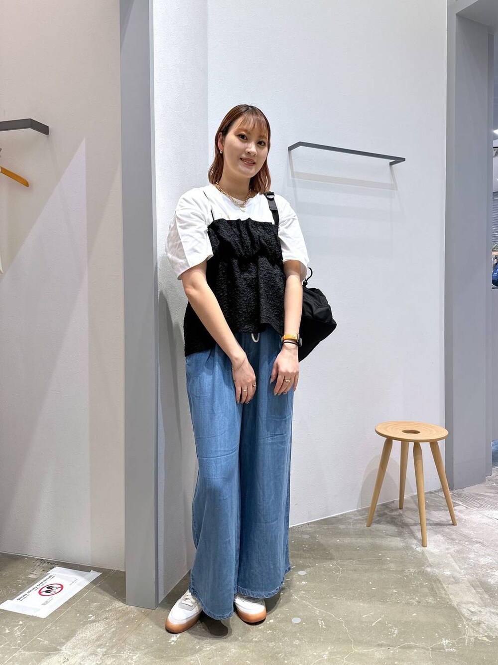 ブラック系のバックパック/リュック、ブルー系のその他パンツ、ブラック系のキャミソールを着用したレディースの春コーディネートの1枚目の写真