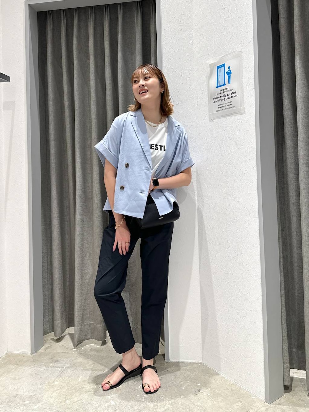 「接触冷感、ママコーデ、骨格ストレート、BAYFLOW、夏コーデ、Tシャツ、ジャケット、ジャケットスタイル、パンツ、サンダル、ショルダーバッグ、セールコーデ、きれいめ、きれいめカジュアル、高身長」｜「BAYFLOWのアソートロゴショートスリーブT（Tシャツ/カットソー、ホワイト系）」を使った、ayakabfさん（レディース・172cm）の夏コーディネートの1枚目の写真