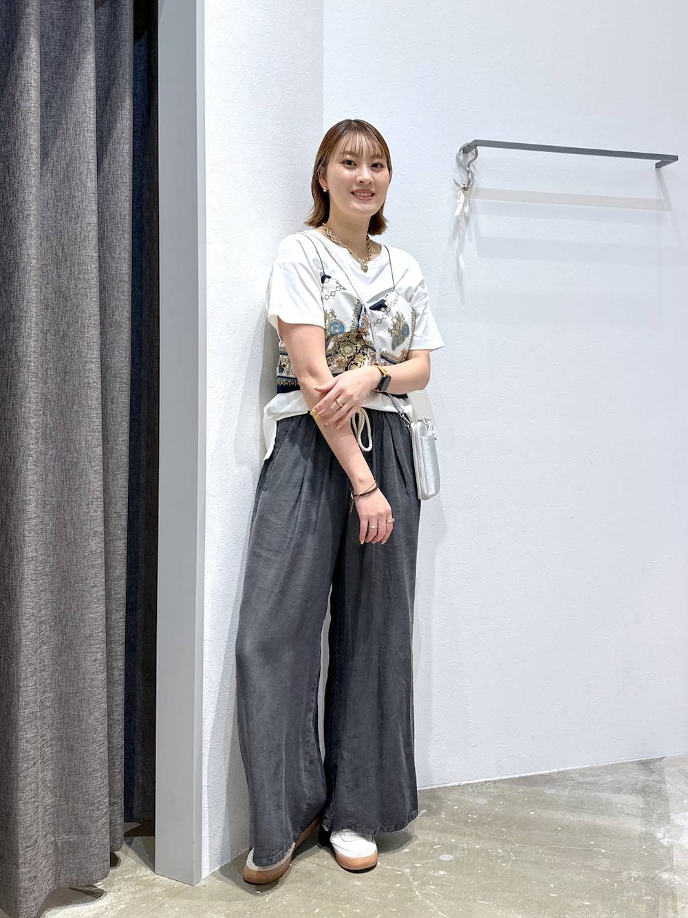 「高身長、体型カバー、オーバーサイズ、ママコーデ、骨格ストレート、高見え、カジュアル、BAYFLOW、Tシャツ、接触冷感、UVカット、ワイドパンツ、デニムパンツ、ビスチェ、スニーカー」｜「BAYFLOWの[スマホ・カード収納可♪]多機能キースターミニウォレットショルダー2（財布、シルバー系）」を使った、ayakabfさん（レディース・172cm）の夏コーディネートの1枚目の写真