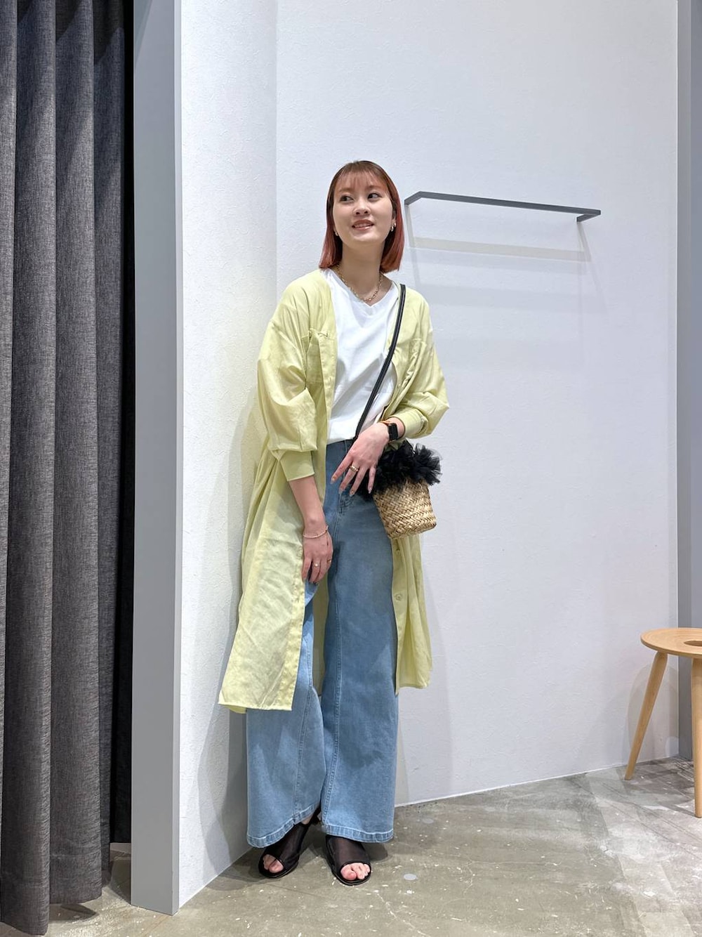「高身長、体型カバー、オーバーサイズ、ママコーデ、高見え、カジュアル、BAYFLOW、ワンピース、Tシャツ、接触冷感、UVカット、デニムパンツ、ワイドパンツ、サンダル、ショルダーバッグ」｜「BAYFLOWの[長袖で登場!!]シアーシャツワンピース（シャツワンピース、イエロー系）」を使った、ayakabfさん（レディース・172cm）の春コーディネートの1枚目の写真