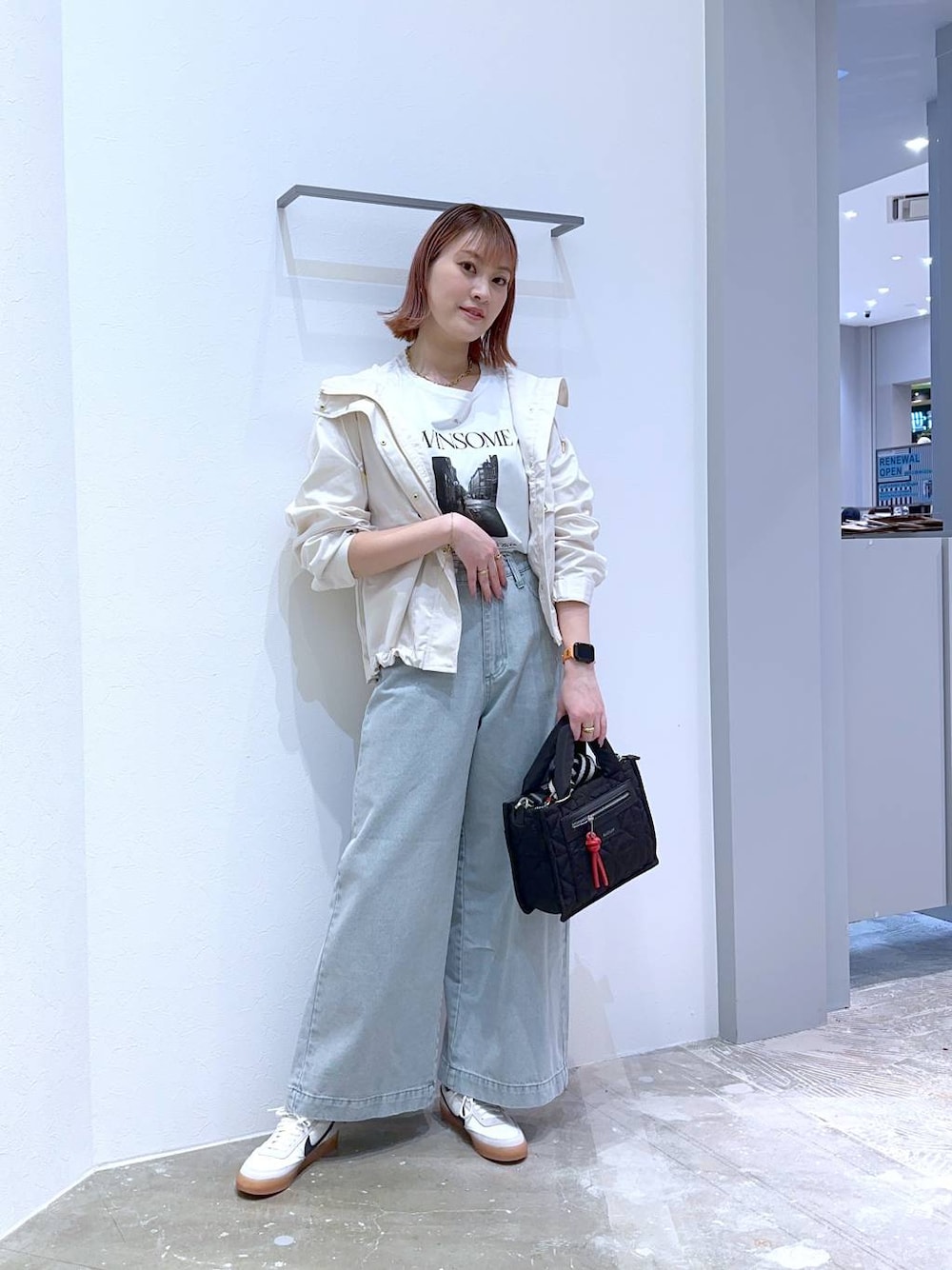 「高身長、体型カバー、オーバーサイズ、ママコーデ、高見え、カジュアル、BAYFLOW、マウンテンパーカー、ロンT、接触冷感、UVカット、デニムパンツ、ワイドパンツ、スニーカー、春コーデ」｜「BAYFLOWの[シルキータッチの肌触り]アソートロゴロングスリーブT（Tシャツ/カットソー、ホワイト系）」を使った、ayakabfさん（レディース・172cm）の春コーディネートの1枚目の写真