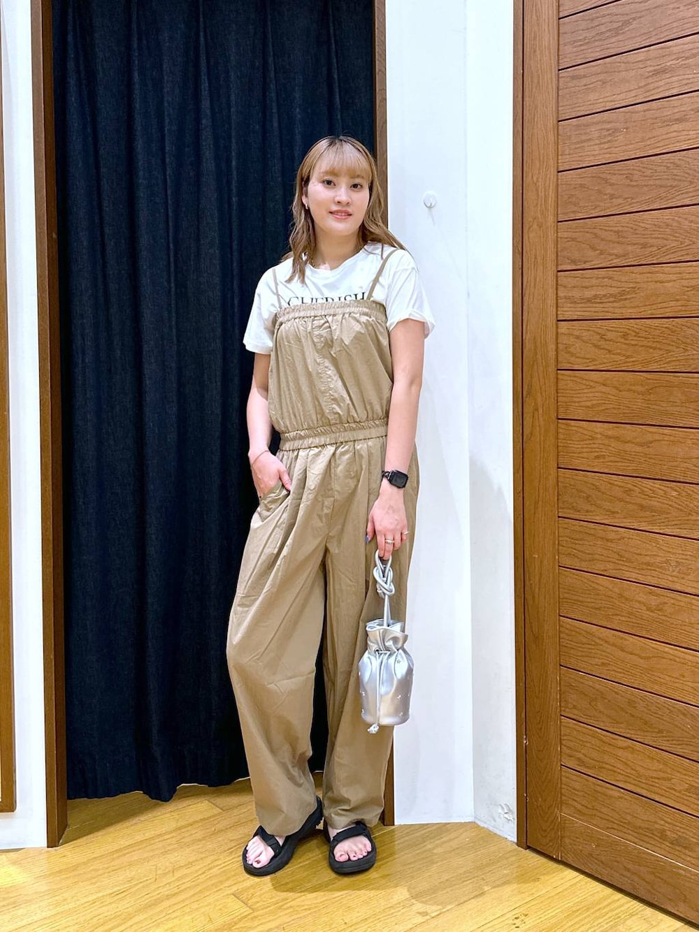 「高身長、体型カバー、オーバーサイズ、ママコーデ、高見え、カジュアル、BAYFLOW、Tシャツ、サンダル、夏コーデ、秋コーデ、新作、休日コーデ、テーマパーク、旅行」｜「BAYFLOWのアソートロゴプリントＴ（Tシャツ/カットソー、ホワイト系）」を使った、ayakabfさん（レディース・172cm）の秋コーディネートの1枚目の写真