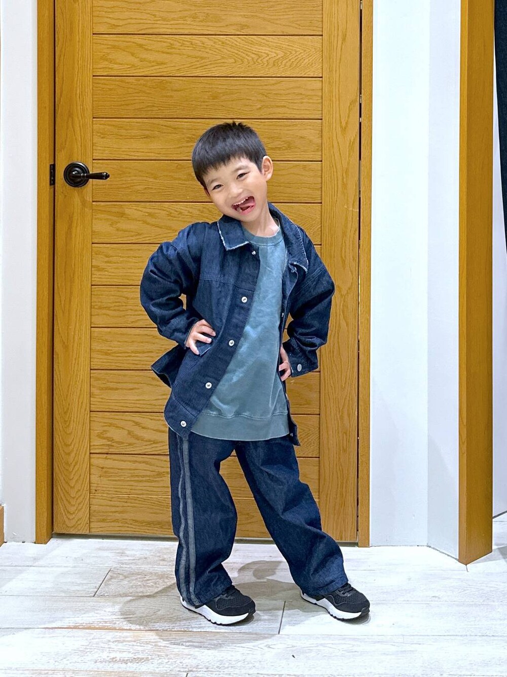 「高身長、オーバーサイズ、高見え、カジュアル、BAYFLOW、キッズ服、キッズ、スニーカー、デニムジャケット、デニムパンツ、ロンT、スウェット、休日コーデ、ウォッシャブル、ユニセックス」｜「BAYFLOWの[綿100%]SUNSETインレイプルオーバー(KIDS)（スウェット、グリーン系）」を使った、ayakabfさん（キッズ・114cm）の冬コーディネートの1枚目の写真