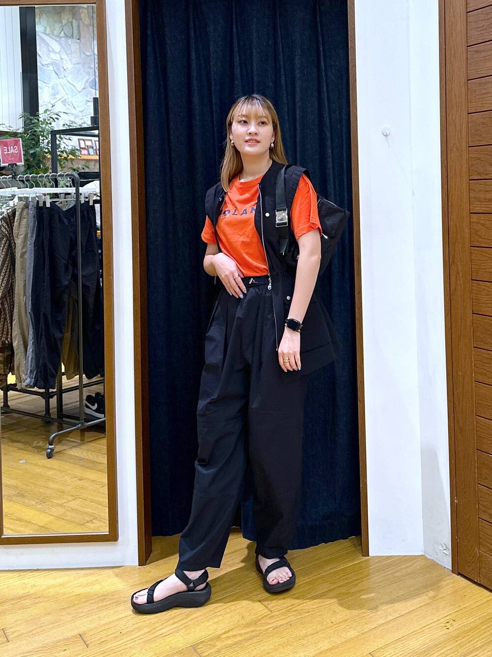 ブラック系のその他パンツ、ブラック系のサンダル、ブラック系のベストを着用したレディースの夏コーディネートの1枚目の写真