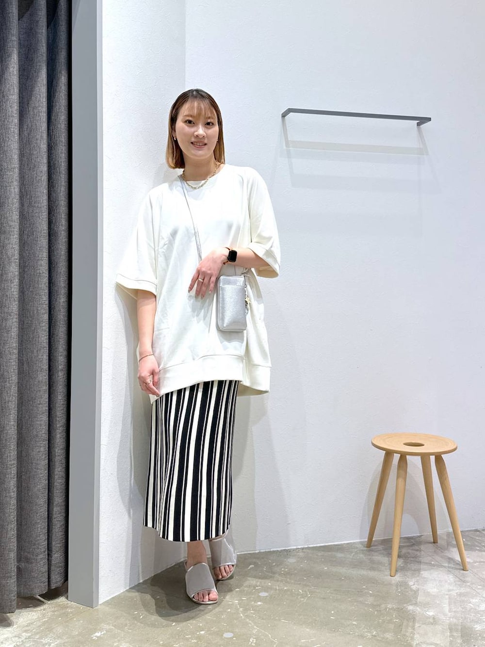「ショルダーバッグ、ゆったり、楽ちんコーデ、骨格ストレート、春コーデ、夏コーデ、きれいめ、春夏コーデ、andST春コーデ、ウォッシャブル、高身長、体型カバー、オーバーサイズ、ママコーデ、高見え」｜「BAYFLOWの[スマホ・カード収納可♪]多機能キースターミニウォレットショルダー2（財布、シルバー系）」を使った、ayakabfさん（レディース・172cm）の春コーディネートの1枚目の写真