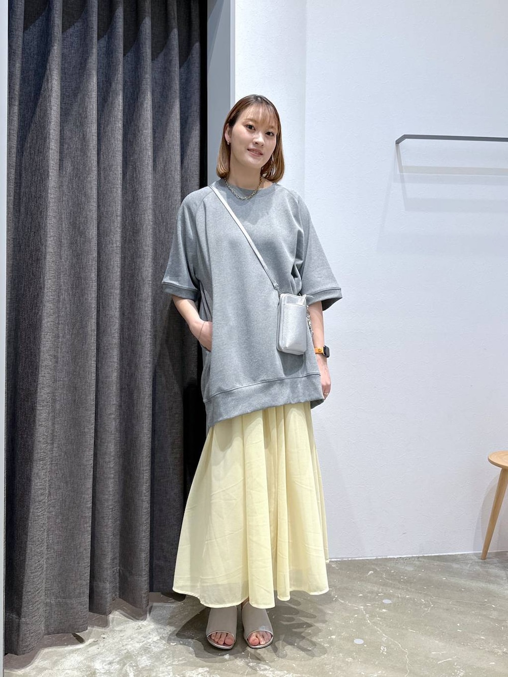 「高身長、体型カバー、オーバーサイズ、ママコーデ、高見え、カジュアル、BAYFLOW、スカート、ロングスカート、サンダル、ショルダーバッグ、骨格ストレート、春コーデ、春夏コーデ、andST春コーデ」｜「BAYFLOWの[スマホ・カード収納可♪]多機能キースターミニウォレットショルダー2（財布、シルバー系）」を使った、ayakabfさん（レディース・172cm）の春コーディネートの1枚目の写真