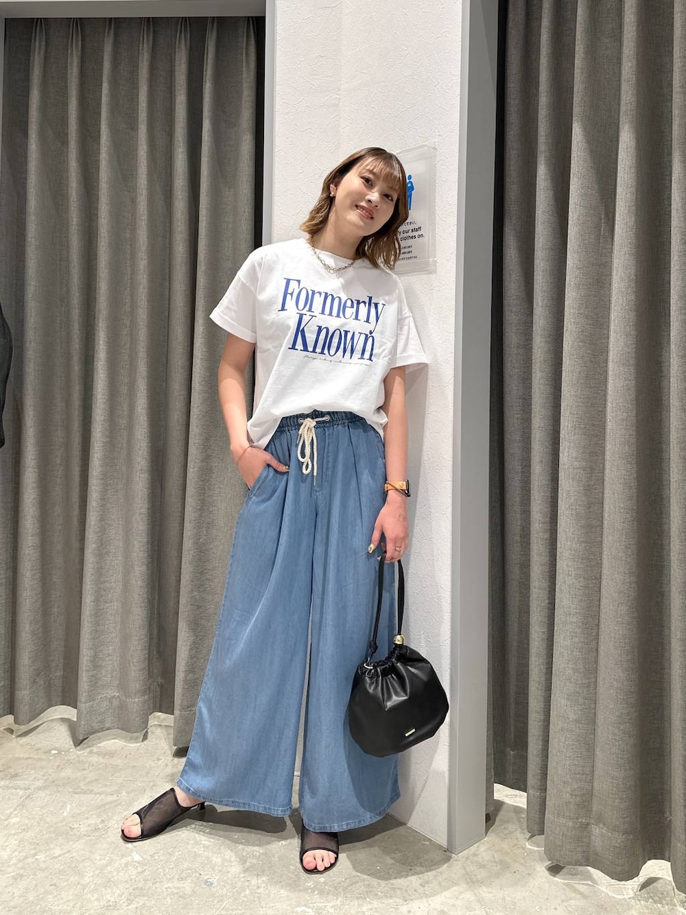 「高身長、体型カバー、オーバーサイズ、ママコーデ、骨格ストレート、高見え、カジュアル、BAYFLOW、Tシャツ、白Tシャツ、ワイドパンツ、デニムパンツ、サンダル、セールコーデ、and STセール」｜「BAYFLOWの[ヴィンテージ感漂う風合い]ピグメントロゴショートスリーブT（Tシャツ/カットソー、ホワイト系）」を使った、ayakabfさん（レディース・172cm）の夏コーディネートの1枚目の写真
