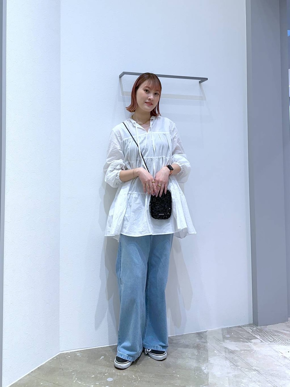 「高身長、体型カバー、オーバーサイズ、ママコーデ、高見え、カジュアル、BAYFLOW、ブラウス、デニムパンツ、ワイドパンツ、ショルダーバッグ、スニーカー、春コーデ、春夏コーデ、ゆったり」｜「BAYFLOWの[スマホ・カード収納可♪]多機能スパンコールミニショルダー（ショルダーバッグ、ブラック系）」を使った、ayakabfさん（レディース・172cm）の春コーディネートの1枚目の写真