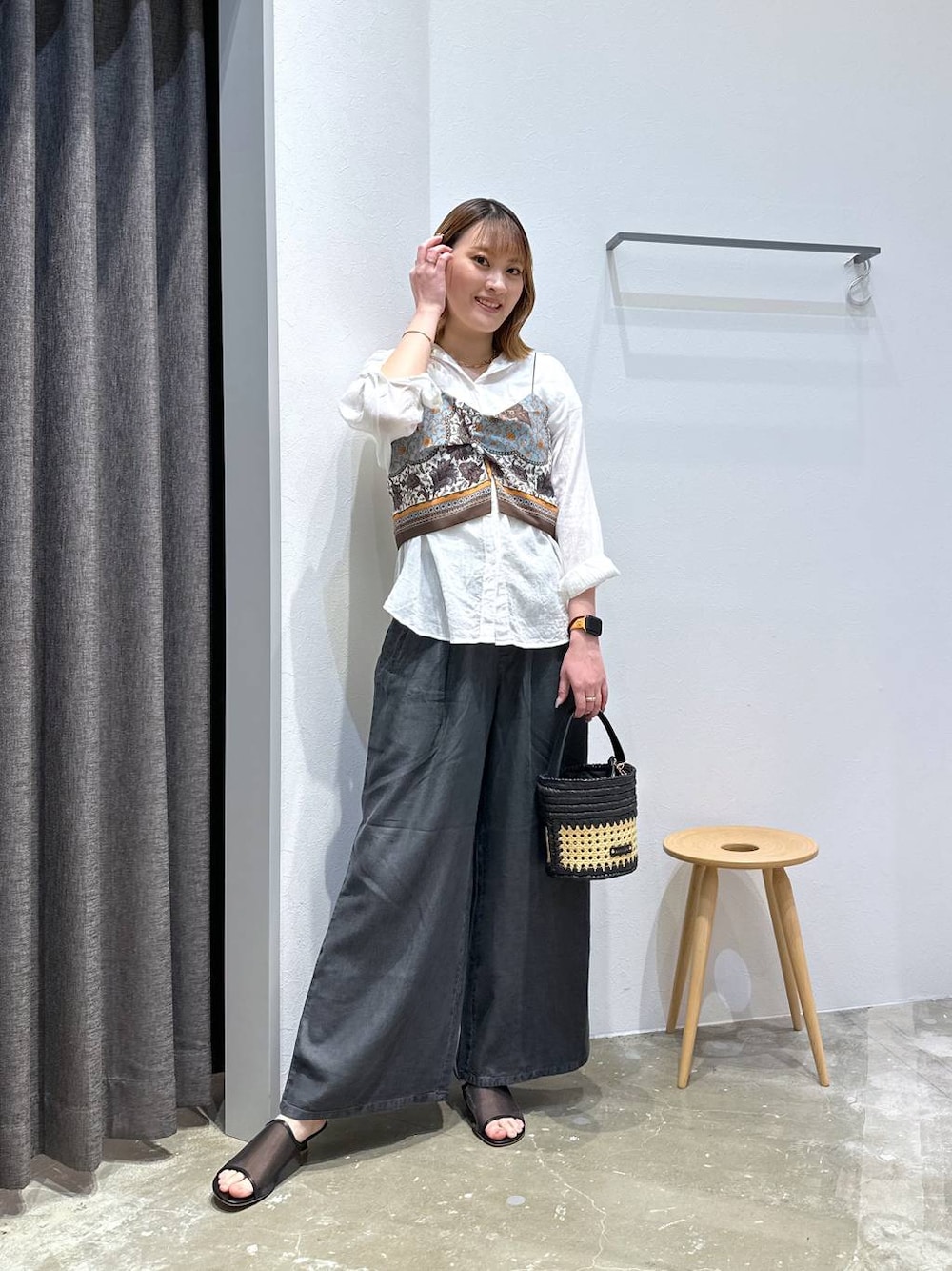 ホワイト系のシャツ/ブラウス、ブラック系のサンダル、ブラック系のショルダーバッグを着用したレディースの春コーディネートの1枚目の写真