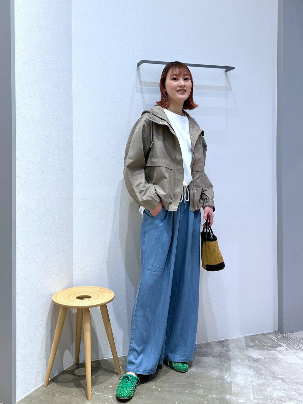 「高身長、カジュアル、春夏コーデ、セールコーデ、撥水、女子ウケ、体型カバー、オーバーサイズ、ママコーデ、高見え、BAYFLOW、マウンテンパーカー、ワイドパンツ、デニムパンツ、ノースリーブ」｜「BAYFLOWの[雨の日も安心な撥水加工付き]マウンテンパーカー（マウンテンパーカー、ベージュ系）」を使った、ayakabfさん（レディース・172cm）の春コーディネートの1枚目の写真