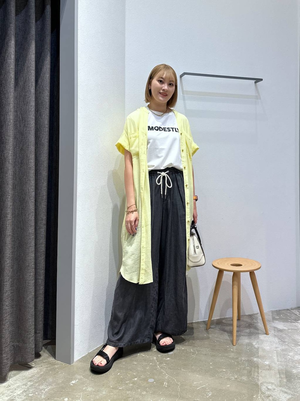 ホワイト系のTシャツ/カットソー、ブラック系のその他パンツ、イエロー系のワンピースを着用したレディースの夏コーディネートの1枚目の写真