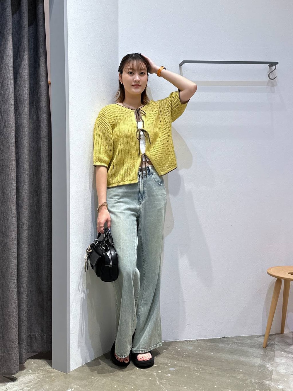 「高身長、体型カバー、オーバーサイズ、ママコーデ、骨格ストレート、高見え、カジュアル、BAYFLOW、ニット、デニムパンツ、ワイドパンツ、サンダル、ハンドバッグ、bijorie、夏コーデ」｜「bijorieの【bijorie】ベストボディブラカップ付きベアトップ（ショート）／NEW BASIC（インナーウェア/肌着、ホワイト系）」を使った、ayakabfさん（レディース・172cm）の夏コーディネートの1枚目の写真